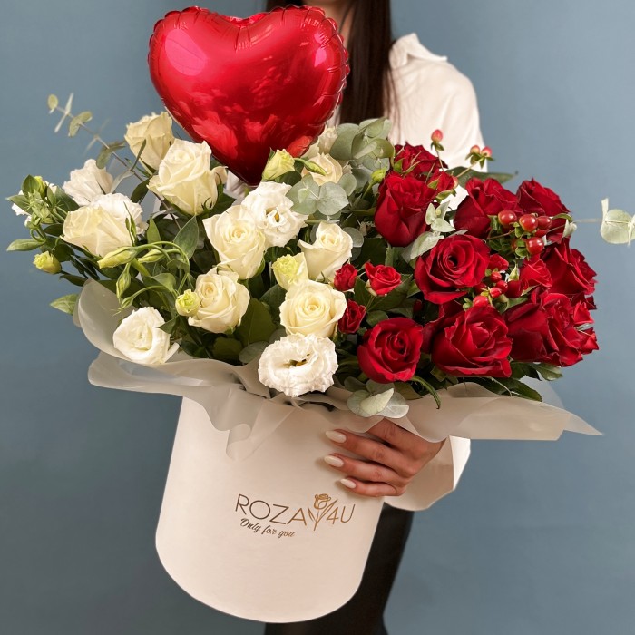 Композиция в коробке розы с шарами Классика Романтики